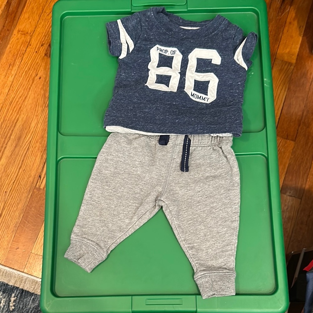 EUC. Carter’s Blue and Gray baby boy 6mths set 
Tshirt onesie matching bottoms